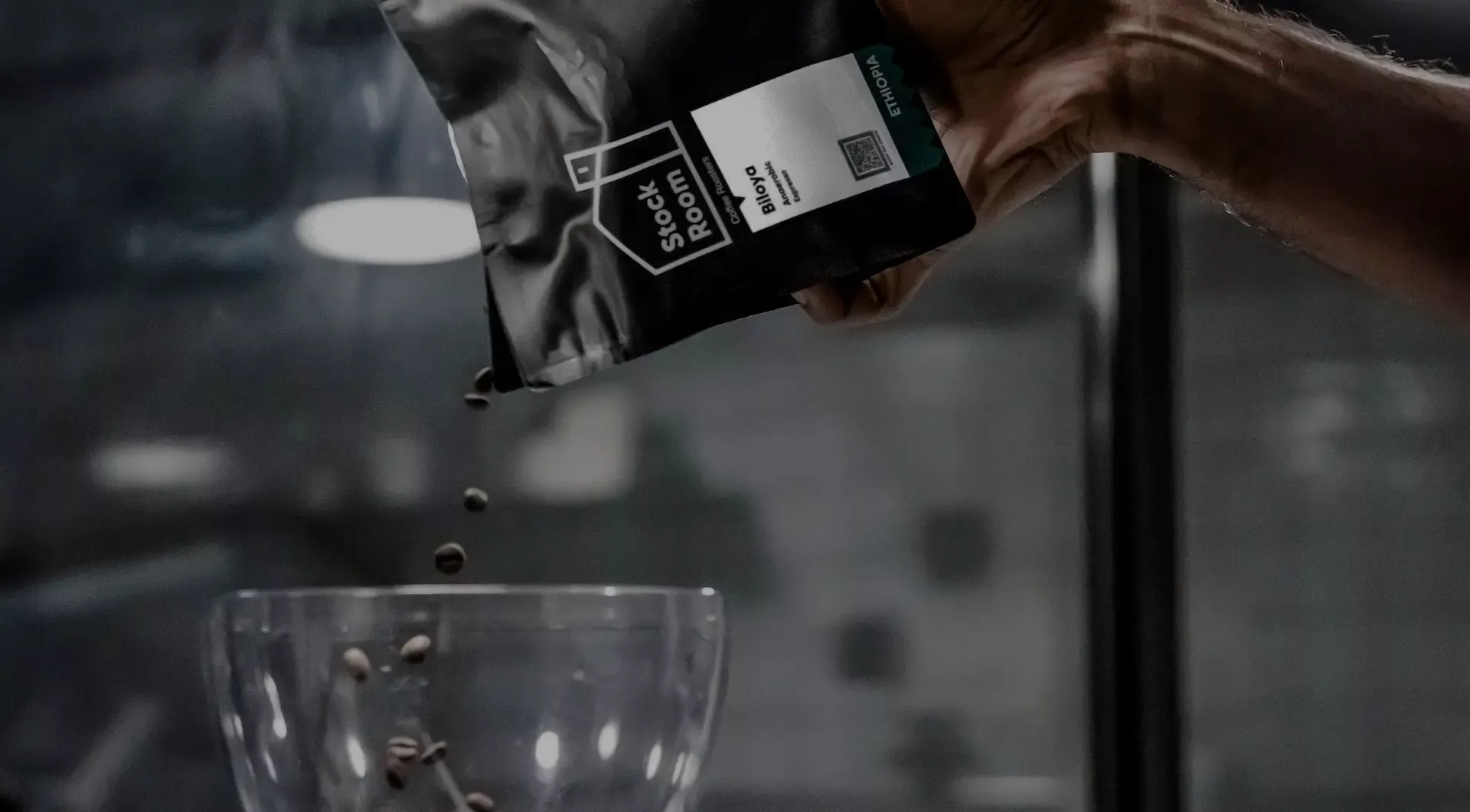 Espressobohnen werden in Mühle getan