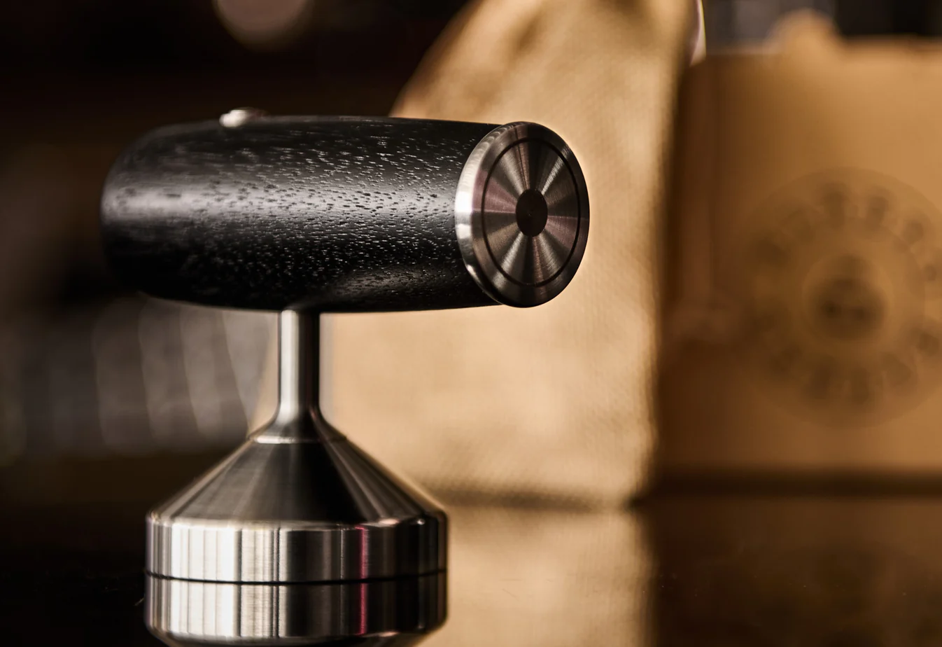 Barbro.coffee Tamper mit Vibration in Stained Black