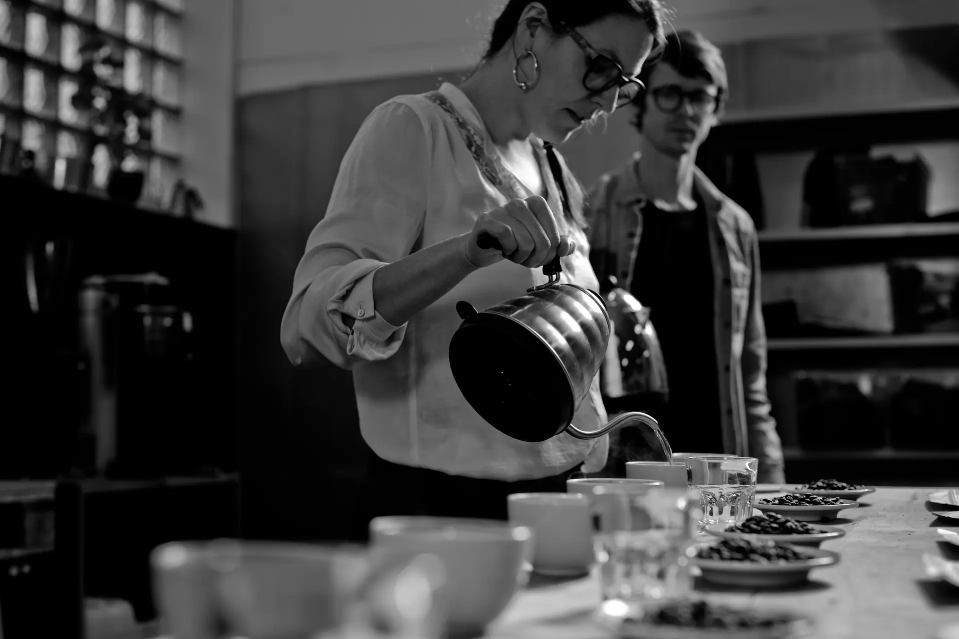Barista gießt Wasser in Kaffee