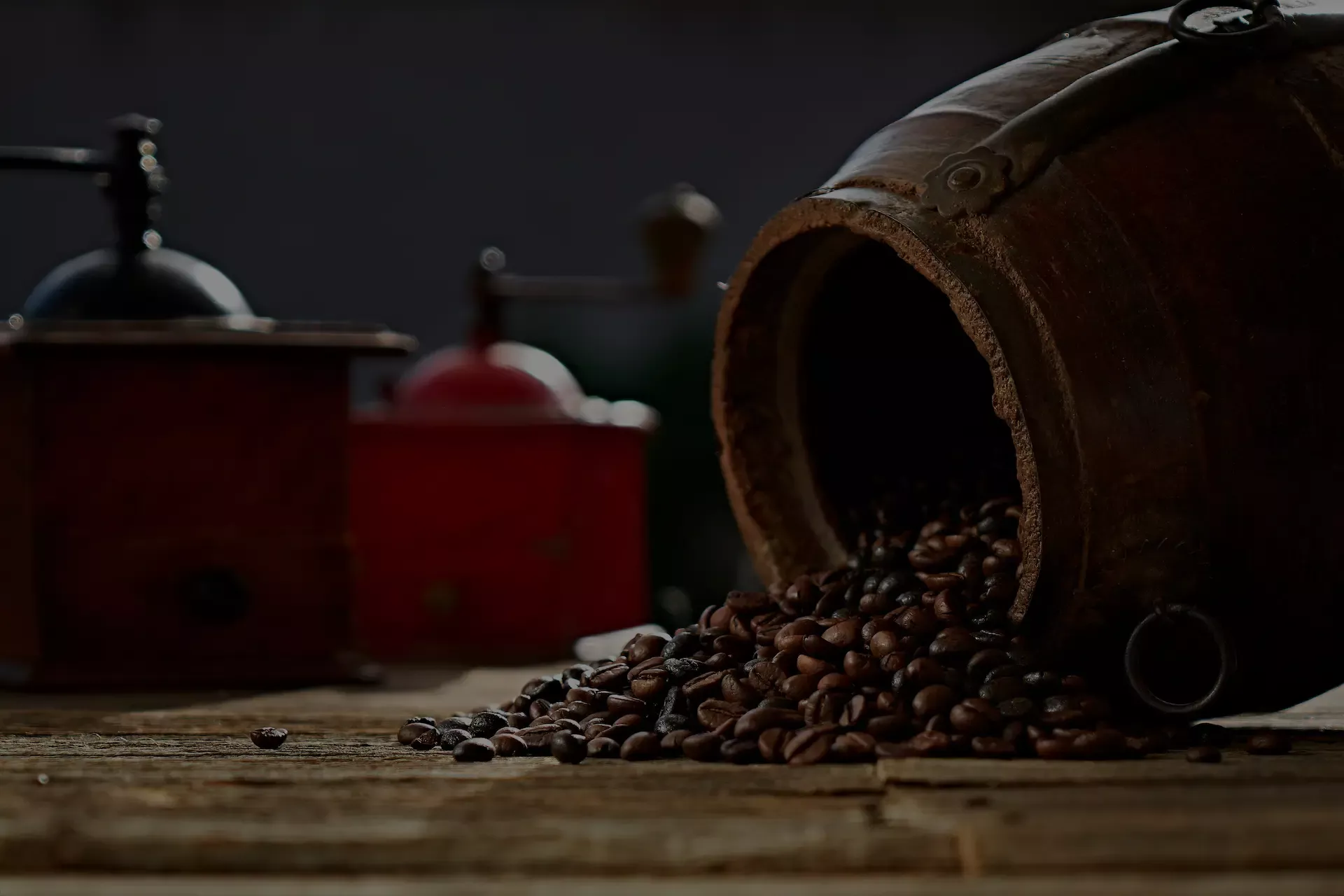 Kaffeebohnen fallen aus Karaffe