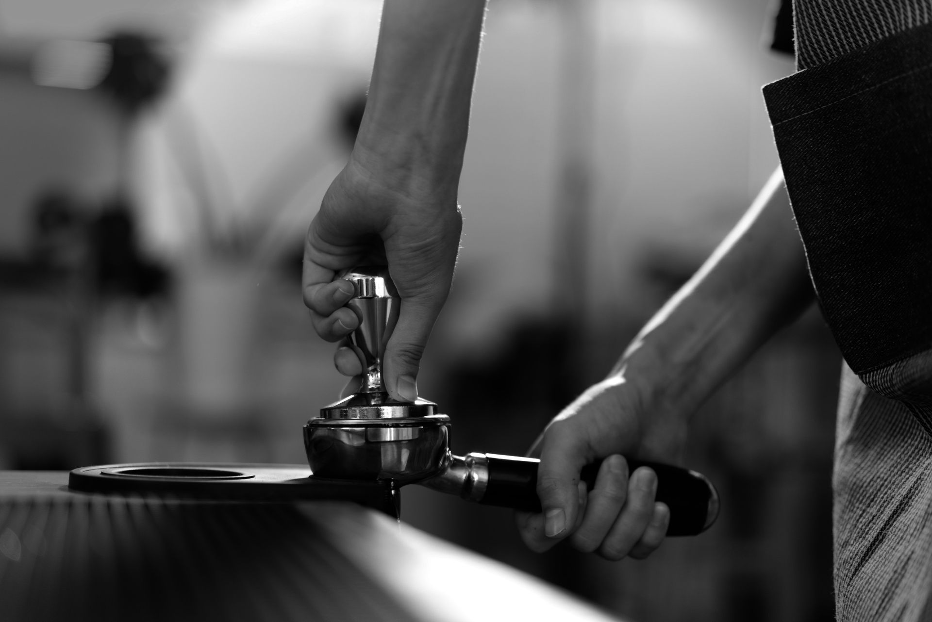 Barista tampt Espresso in Siebträger