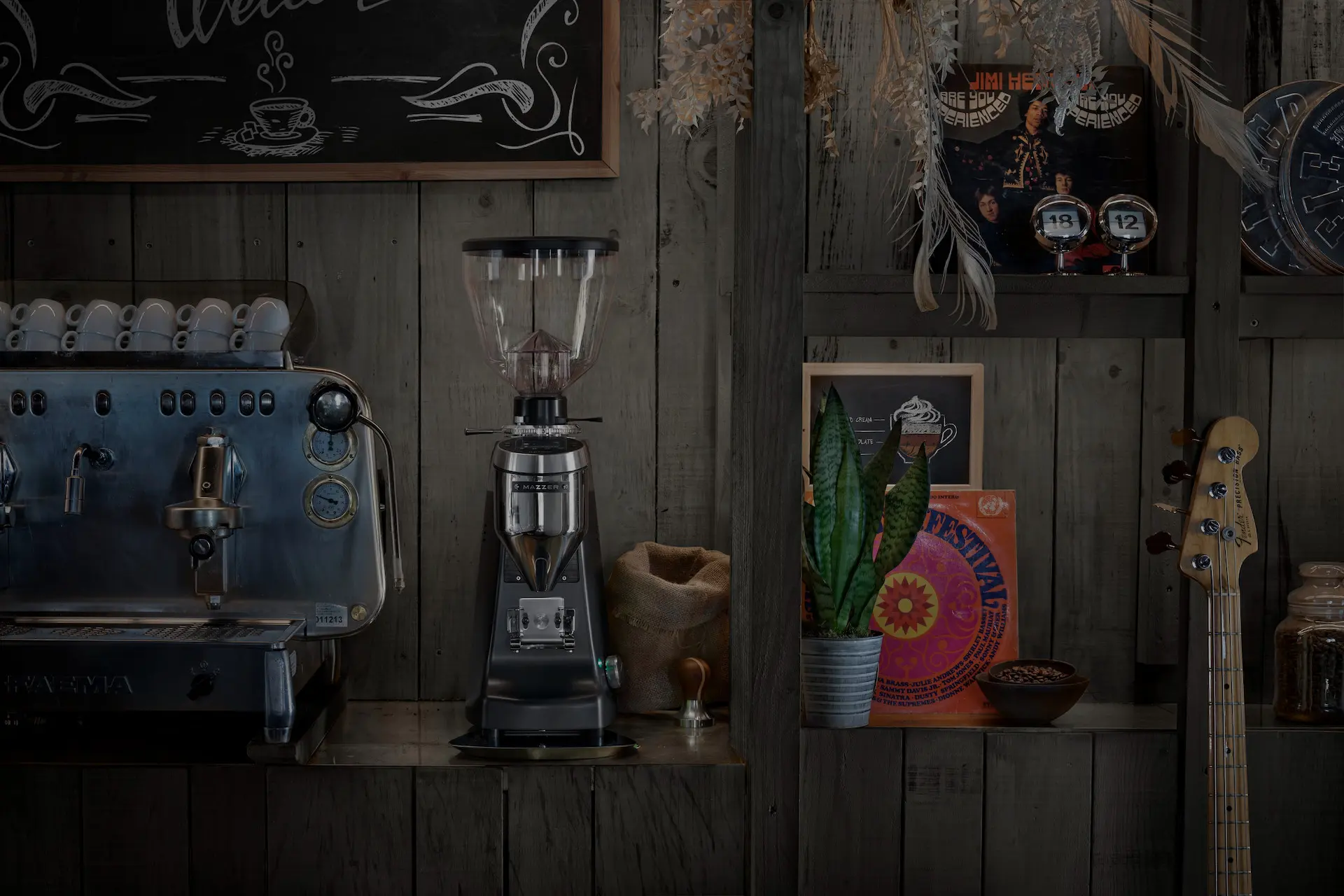 Faema Siebträgermaschine und Mazzer Mühle in Küche