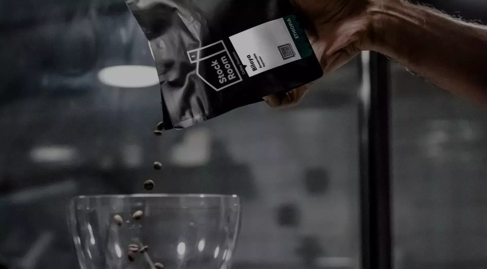 Bohnen in Mühle füllen