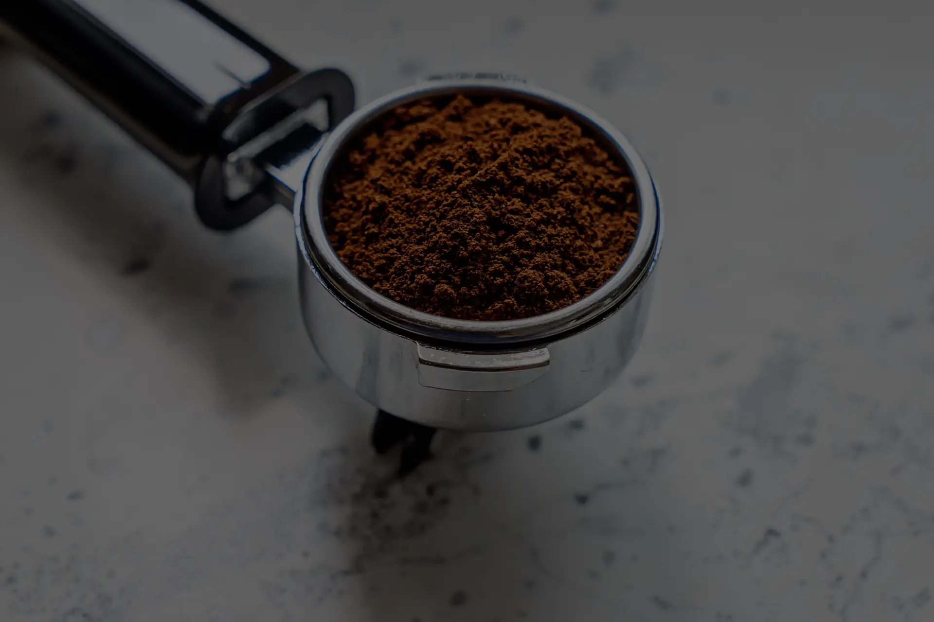 Siebtrger mit gemahlenem Kaffee