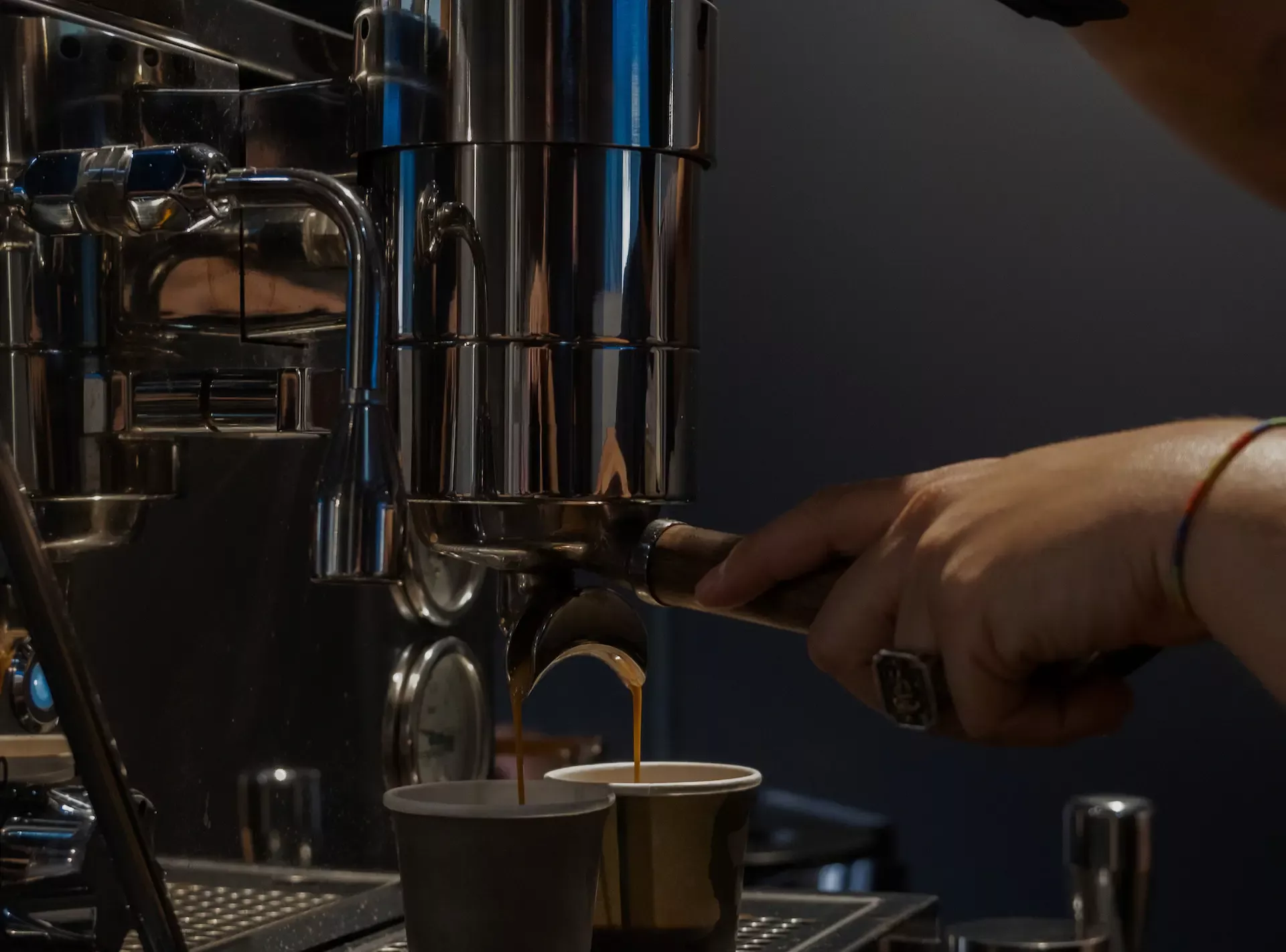Barista extrahiert Espresso