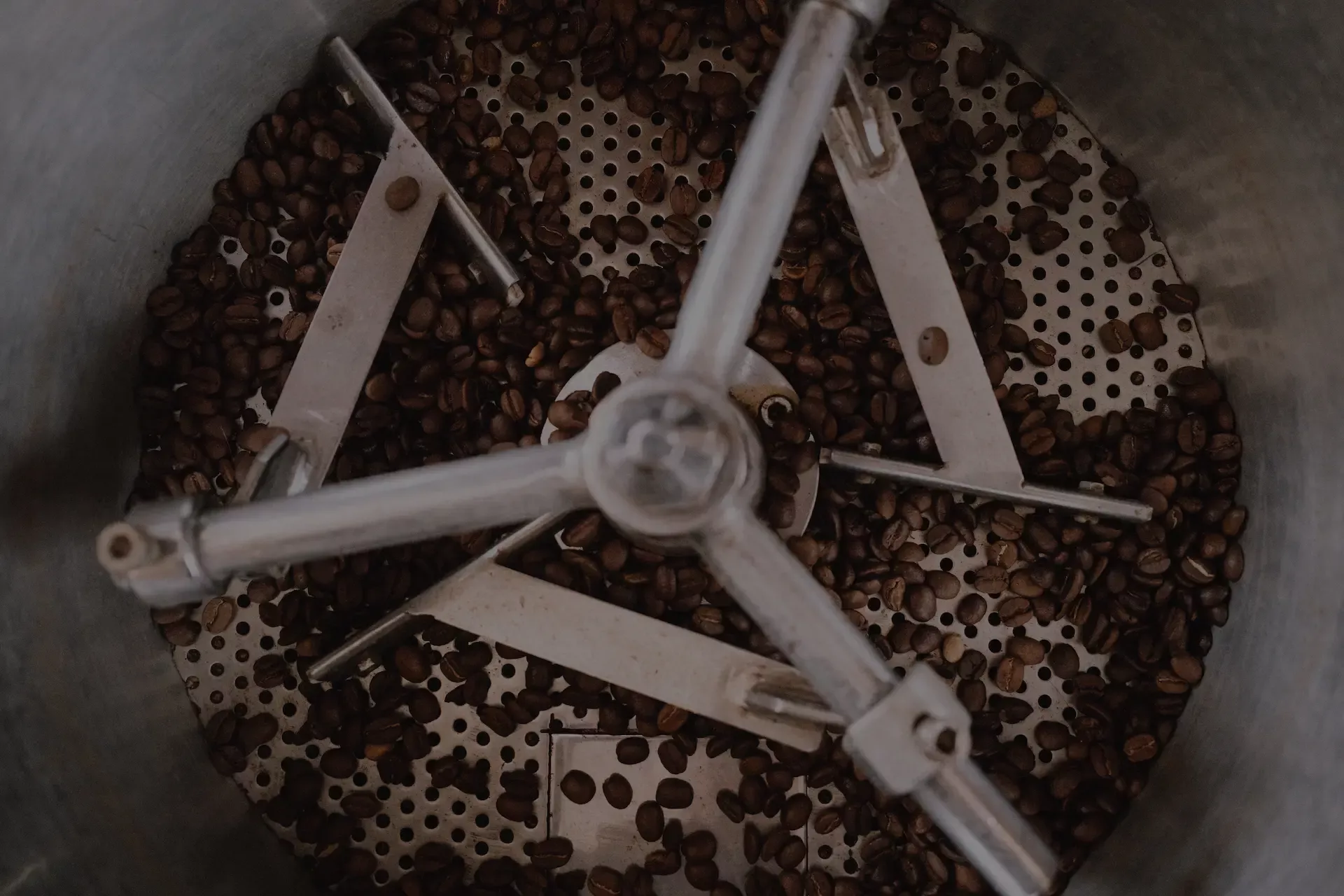 Kaffeebohnen in Röstmaschine