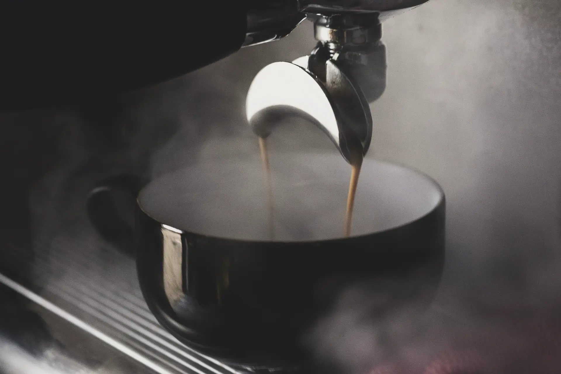 Espresso wird in Tasse extrahiert